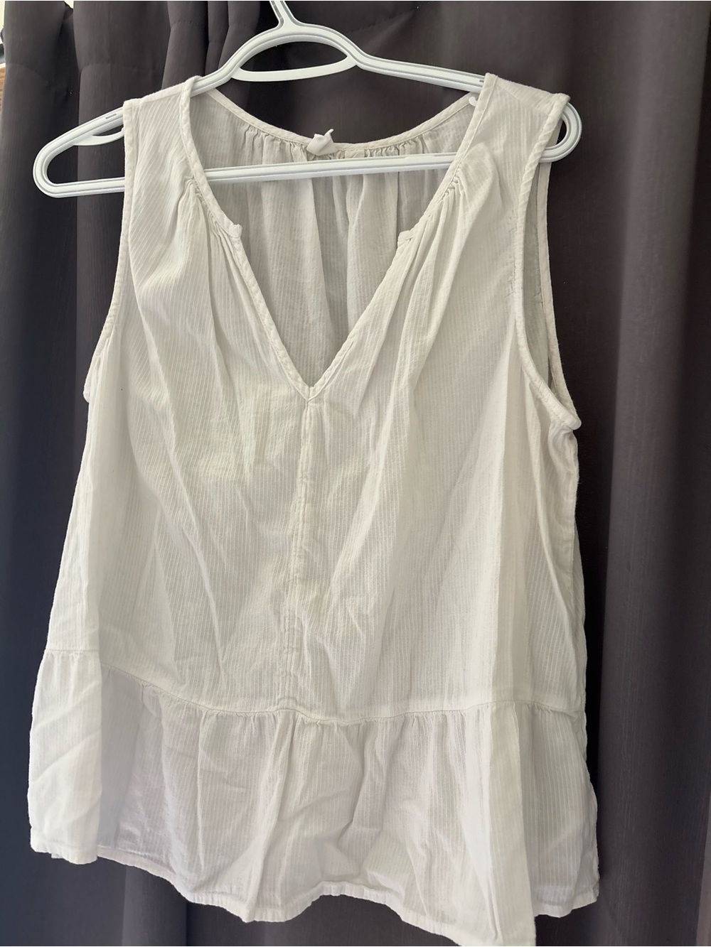 Gap Women’s White Sleeveless V-Neck Peplum Top